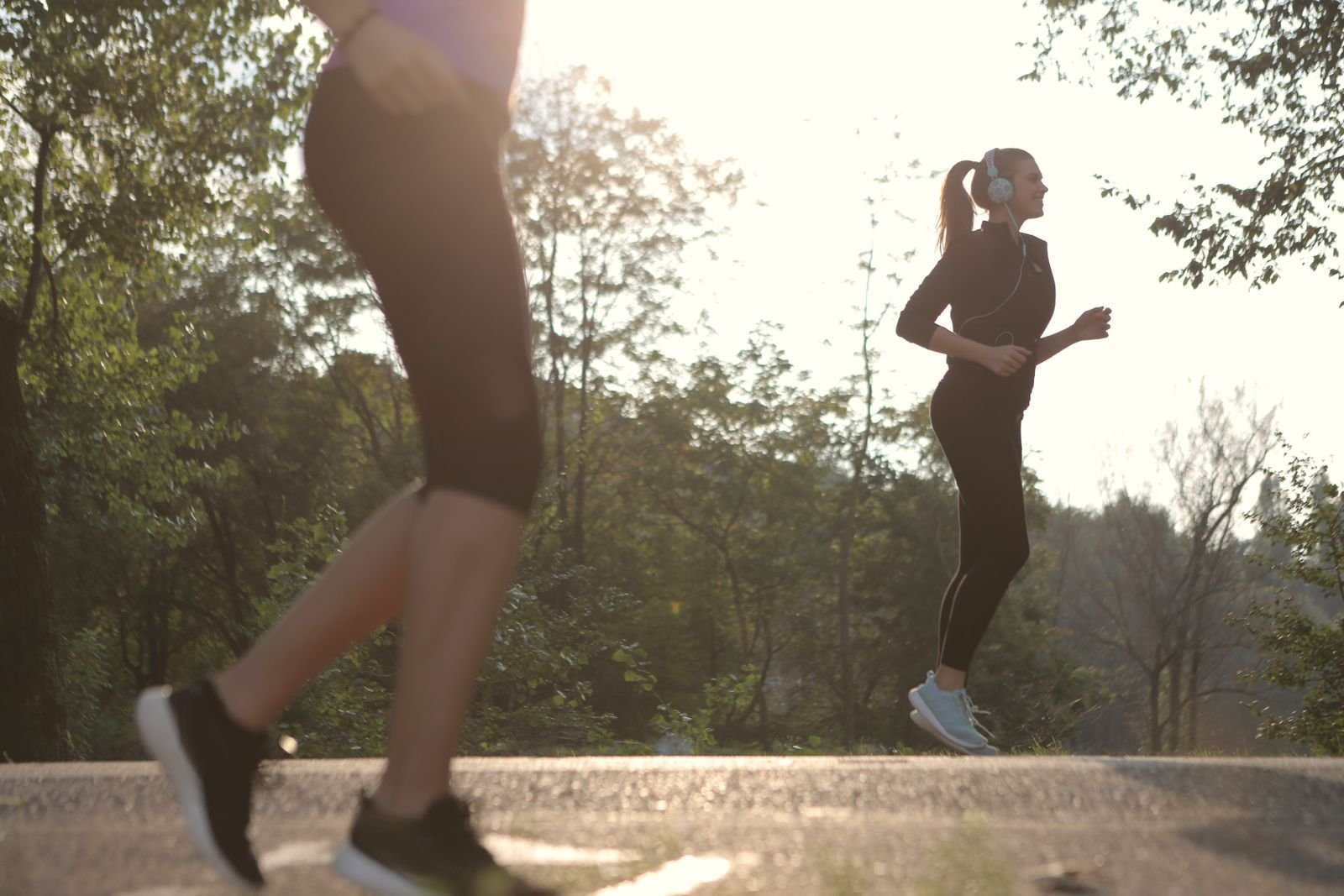 Femme en plein effort cardio dans une lumière du matin, ambiance motivante