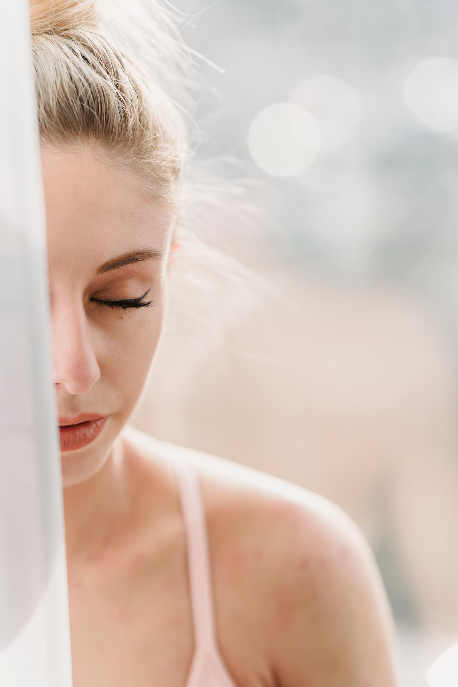Femme les yeux fermés, respiration calme et posée