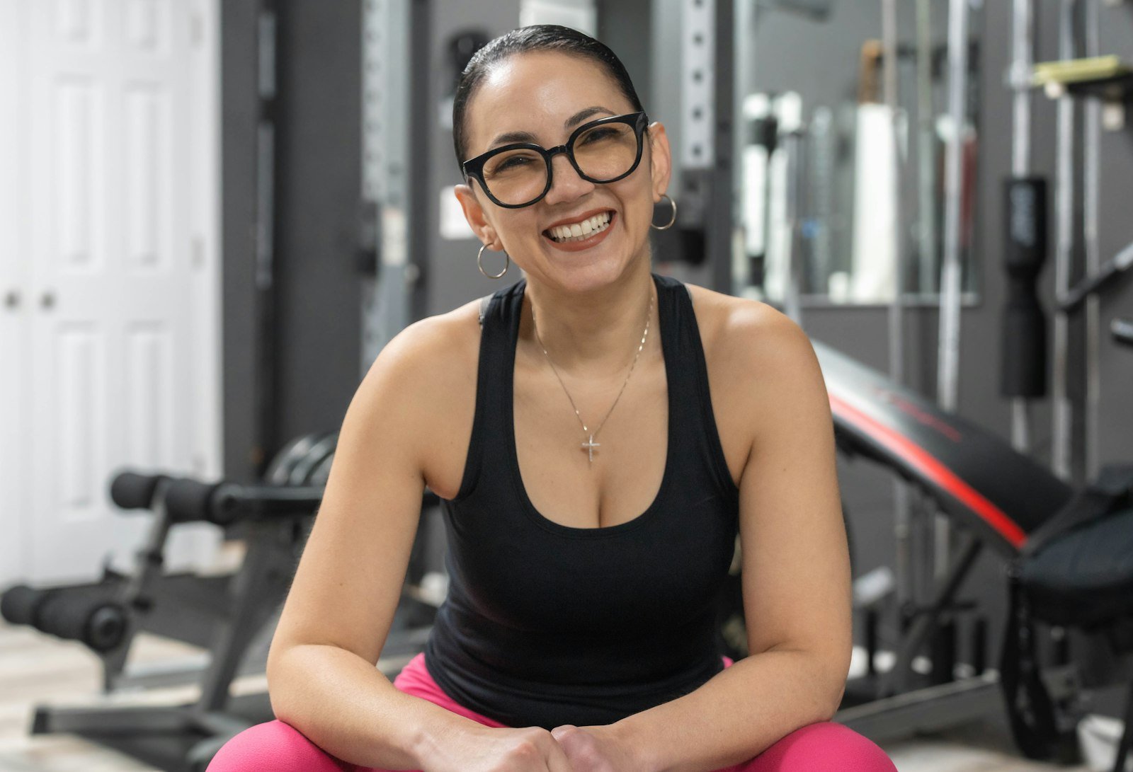 Femme souriante et détendue pendant un effort léger