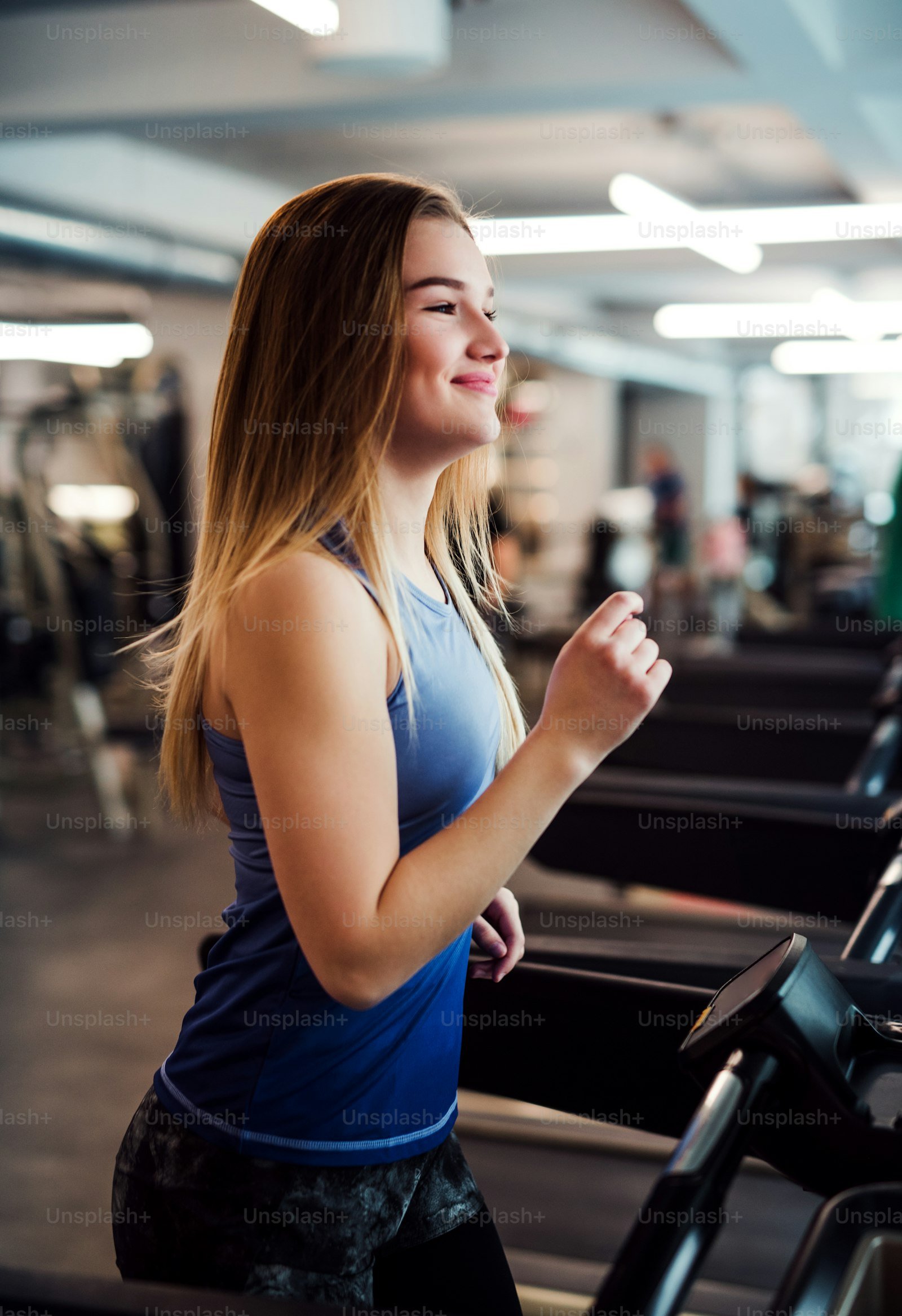 Femme concentrée pendant un effort cardio modéré